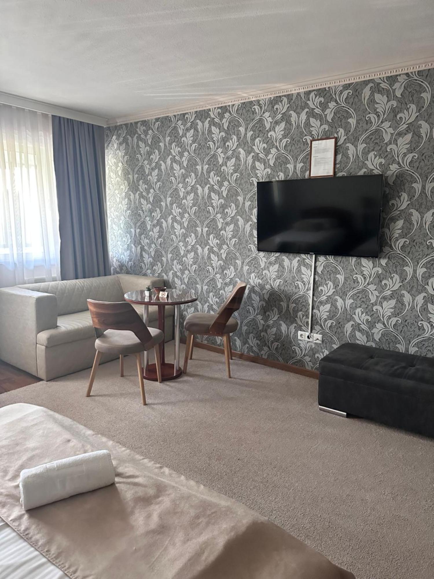 Hotel Milenium Lukavac Buitenkant foto