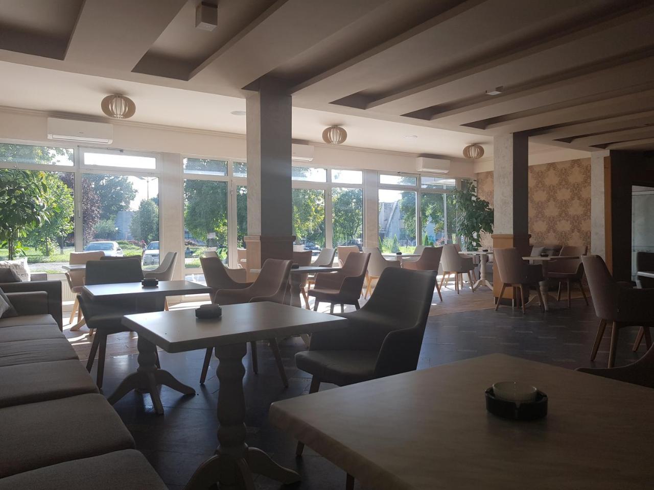 Hotel Milenium Lukavac Buitenkant foto